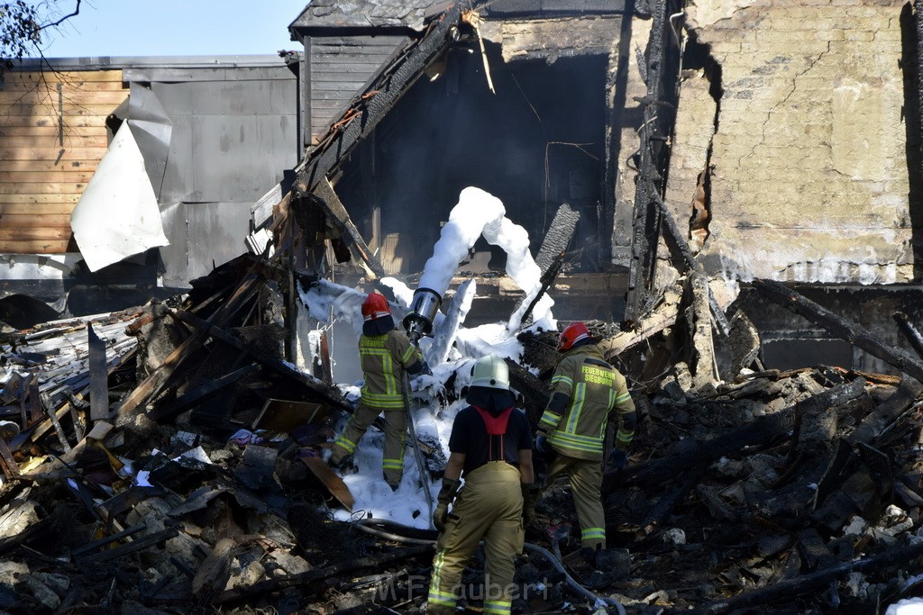 Grossfeuer Einfamilienhaus Siegburg Muehlengrabenstr P1366.JPG - Miklos Laubert